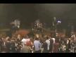 Seyircilerin �zerine atlad�