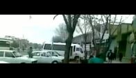 Adam sokakta aslan y�k�yor