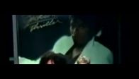Michael Jackson bir kad�n� �perse